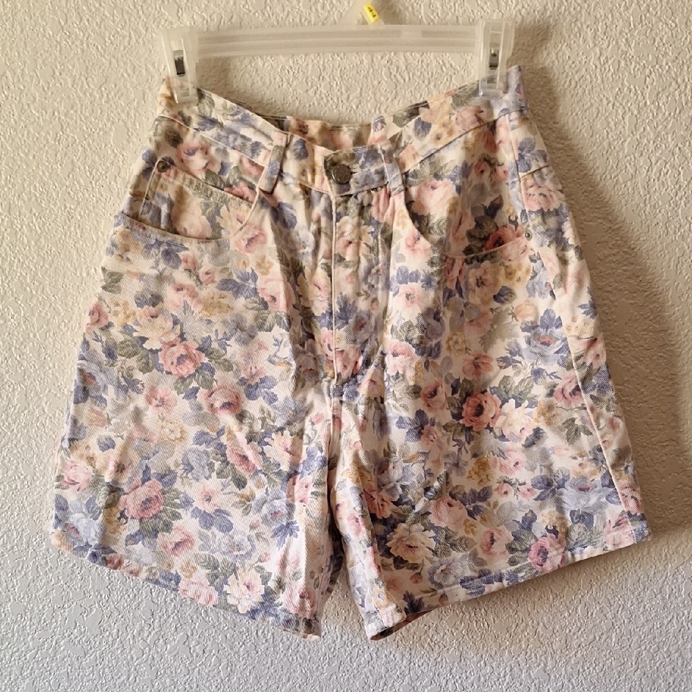 VTG Floral High-Waistef Shorts
